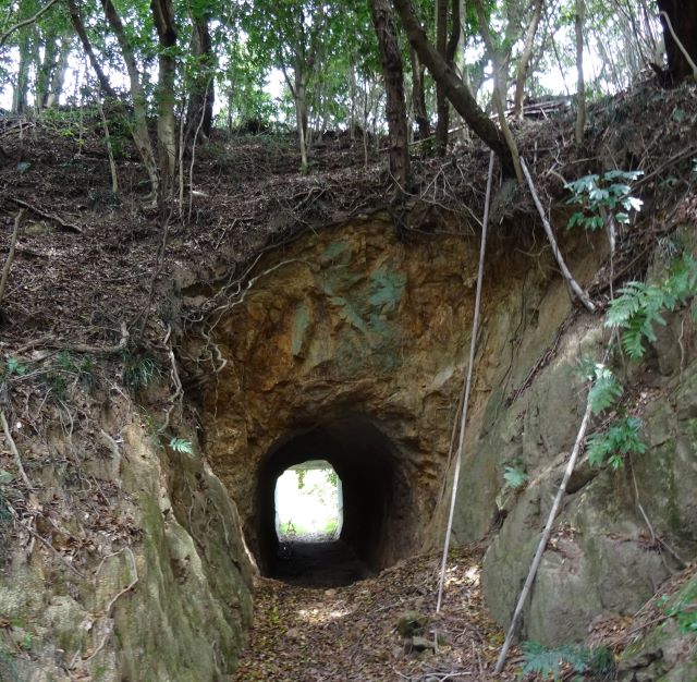 長沢の素掘りトンネル1.JPG